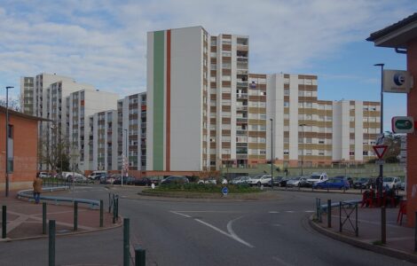 L’allée de Bellefontaine, près du rond-point du commissariat, à Toulouse.