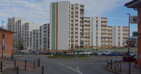 L’allée de Bellefontaine, près du rond-point du commissariat, à Toulouse.