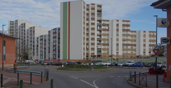 L’allée de Bellefontaine, près du rond-point du commissariat, à Toulouse.