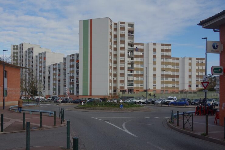 L’allée de Bellefontaine, près du rond-point du commissariat, à Toulouse.