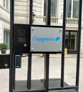 Entrée du siège de Capgemini, rue de Tilsitt à Paris.
