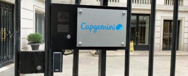 Entrée du siège de Capgemini, rue de Tilsitt à Paris.