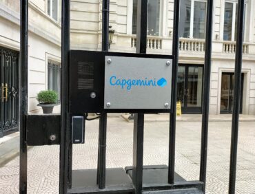 Entrée du siège de Capgemini, rue de Tilsitt à Paris.