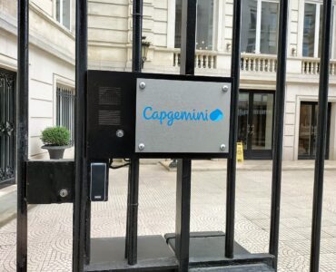 Entrée du siège de Capgemini, rue de Tilsitt à Paris.