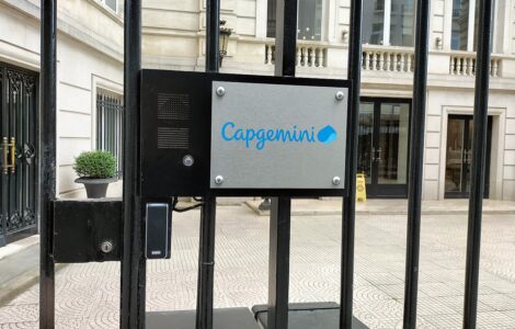 Entrée du siège de Capgemini, rue de Tilsitt à Paris.