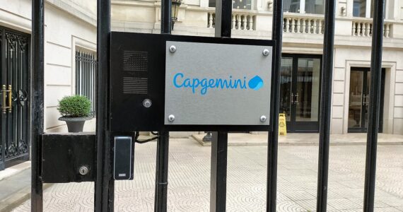 Entrée du siège de Capgemini, rue de Tilsitt à Paris.