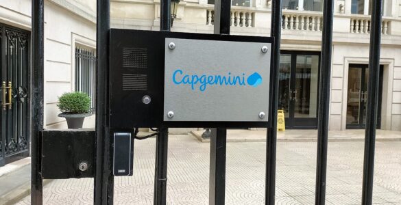 Entrée du siège de Capgemini, rue de Tilsitt à Paris.