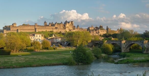 Vue de Carcassonne, de l’Aude et du Pont-Vieux, photographie d’illustration.
