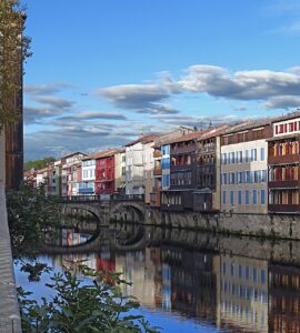 Les maisons sur l’Agout à Castres, photographie d’illustration de la ville.