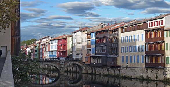 Les maisons sur l’Agout à Castres, photographie d’illustration de la ville.
