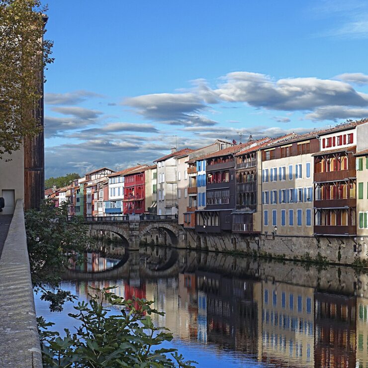 Les maisons sur l’Agout à Castres, photographie d’illustration de la ville.