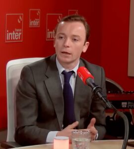 Charles Sapin dans un studio de France Inter