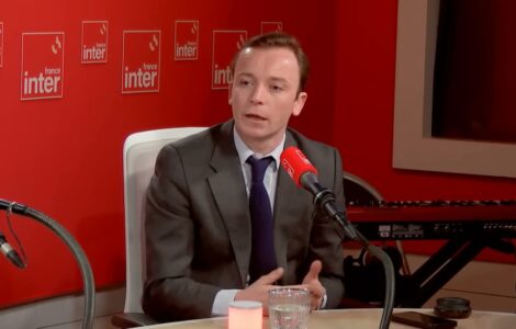 Charles Sapin dans un studio de France Inter