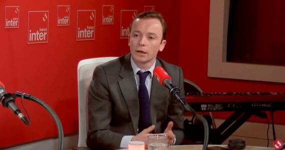 Charles Sapin dans un studio de France Inter