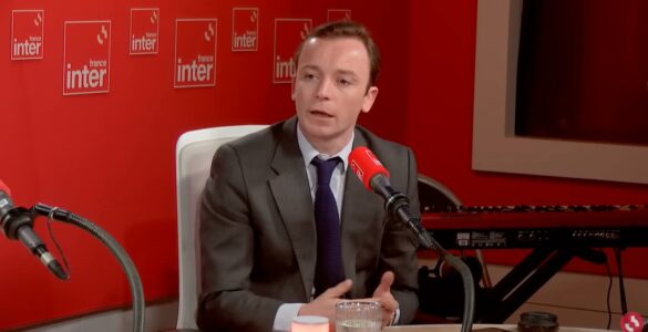 Charles Sapin dans un studio de France Inter