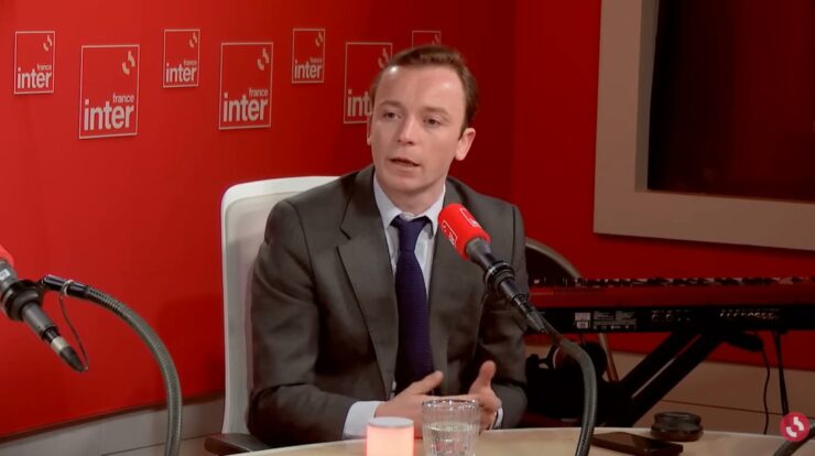 Charles Sapin dans un studio de France Inter