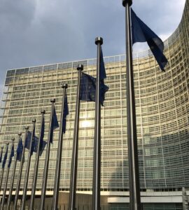Drapeaux européens devant le siège de la Commission européenne à Bruxelles, en mai 2016.