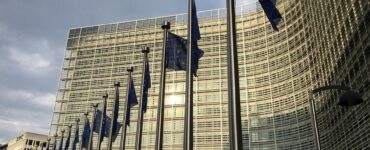 Drapeaux européens devant le siège de la Commission européenne à Bruxelles, en mai 2016.