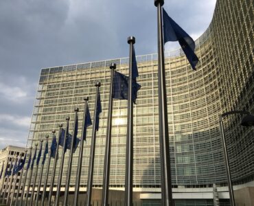 Drapeaux européens devant le siège de la Commission européenne à Bruxelles, en mai 2016.