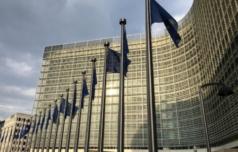 Drapeaux européens devant le siège de la Commission européenne à Bruxelles, en mai 2016.