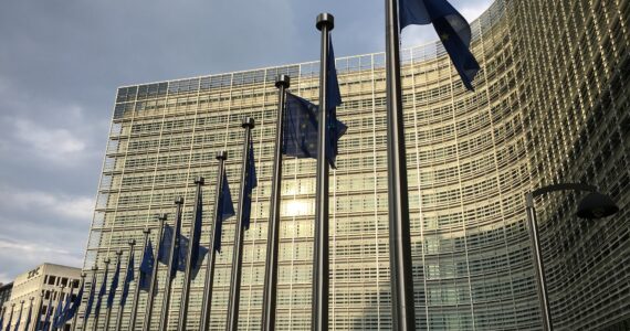 Drapeaux européens devant le siège de la Commission européenne à Bruxelles, en mai 2016.