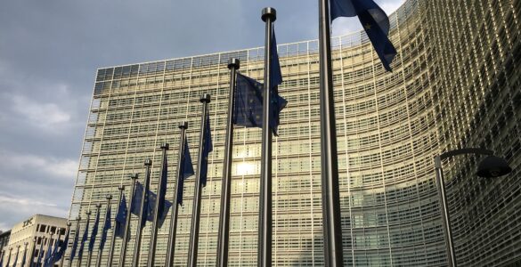 Drapeaux européens devant le siège de la Commission européenne à Bruxelles, en mai 2016.