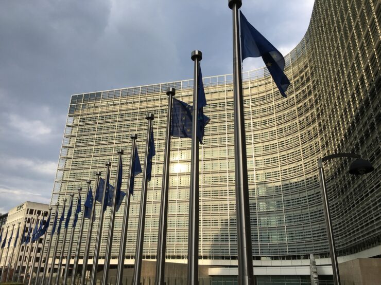 Drapeaux européens devant le siège de la Commission européenne à Bruxelles, en mai 2016.