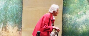 Femme âgée marchant avec une canne, photo d’illustration sans lien avec les faits relatés