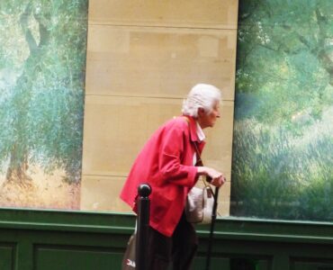 Femme âgée marchant avec une canne, photo d’illustration sans lien avec les faits relatés