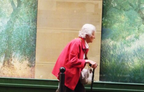 Femme âgée marchant avec une canne, photo d’illustration sans lien avec les faits relatés