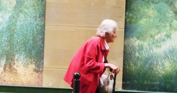 Femme âgée marchant avec une canne, photo d’illustration sans lien avec les faits relatés