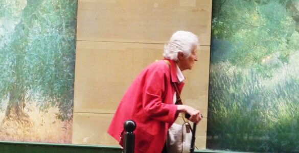 Femme âgée marchant avec une canne, photo d’illustration sans lien avec les faits relatés