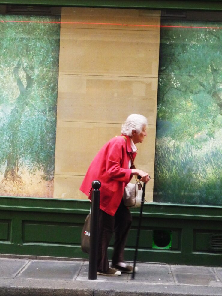 Femme âgée marchant avec une canne, photo d’illustration sans lien avec les faits relatés