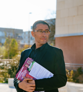 Idir Boumertit distribuant des tracts pendant la campagne municipale du 19 mars 2026.