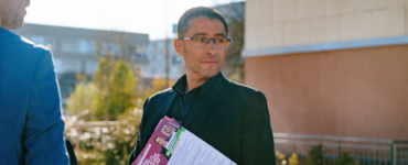 Idir Boumertit distribuant des tracts pendant la campagne municipale du 19 mars 2026.