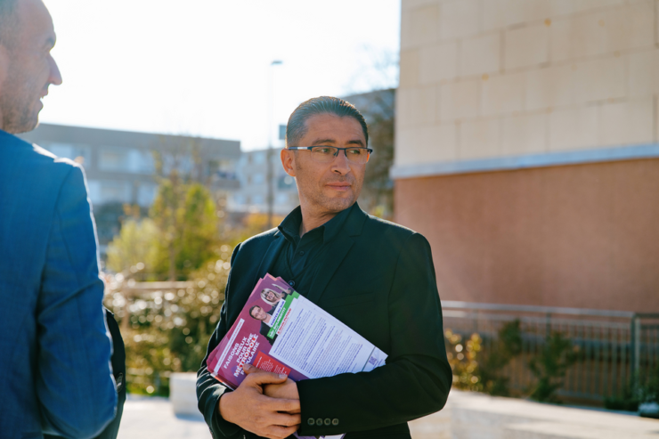 Idir Boumertit distribuant des tracts pendant la campagne municipale du 19 mars 2026.