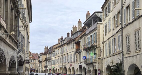Rue du Commerce à Lons-le-Saunier, décembre 2025