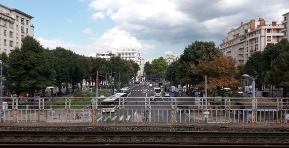 Place Jean-Macé à Lyon vue depuis la gare, en septembre 2022.