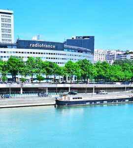 La Maison de la radio à Paris, au bord de la Seine.