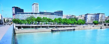 La Maison de la radio à Paris, au bord de la Seine.