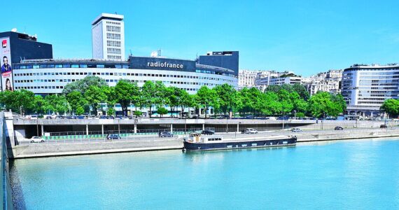La Maison de la radio à Paris, au bord de la Seine.