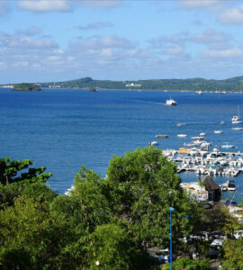 Vue du port de Mamoudzou à Mayotte, photographie de mai 2017.