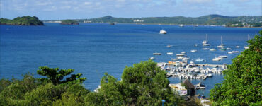 Vue du port de Mamoudzou à Mayotte, photographie de mai 2017.