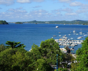 Vue du port de Mamoudzou à Mayotte, photographie de mai 2017.