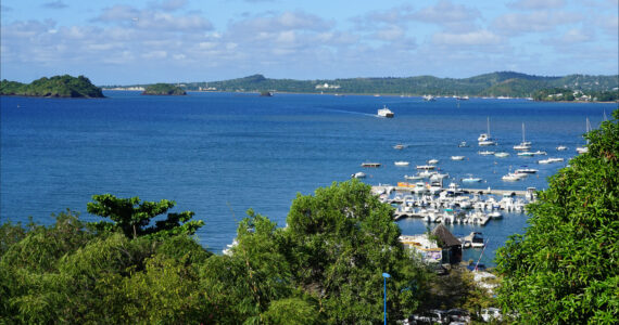 Vue du port de Mamoudzou à Mayotte, photographie de mai 2017.