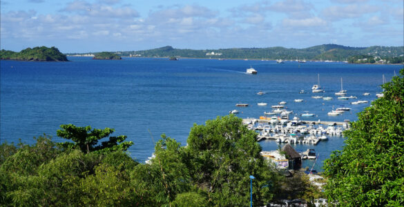 Vue du port de Mamoudzou à Mayotte, photographie de mai 2017.