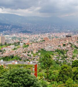 Vue de Medellín depuis le quartier de Robledo, photographie d’illustration.
