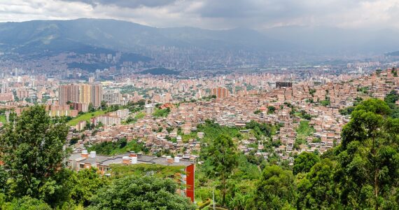 Vue de Medellín depuis le quartier de Robledo, photographie d’illustration.