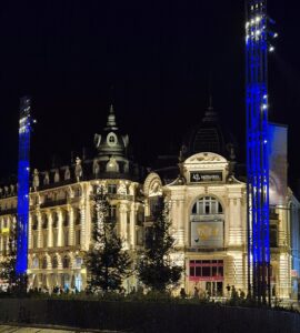 Place de la Comédie à Montpellier de nuit, illustration du 17 septembre 2025.