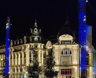 Place de la Comédie à Montpellier de nuit, illustration du 17 septembre 2025.
